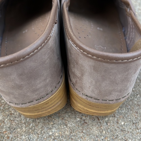 Dansko Pavan Taupe Milled Nubuck
Visit Women's Clogs size 39/ 8.5-9 - Picture 3 of 9
